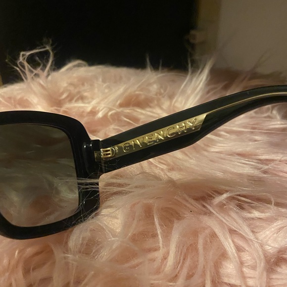 GIVENCHY OVERSIZED SUNGLASSES - Picture 4 of 5